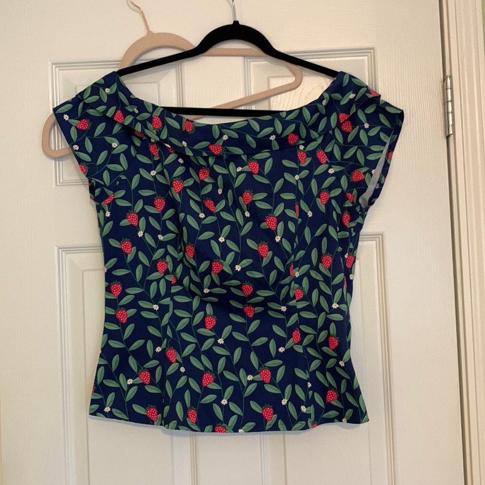 NWT- Collectif Cordelia Strawberry Vine Top